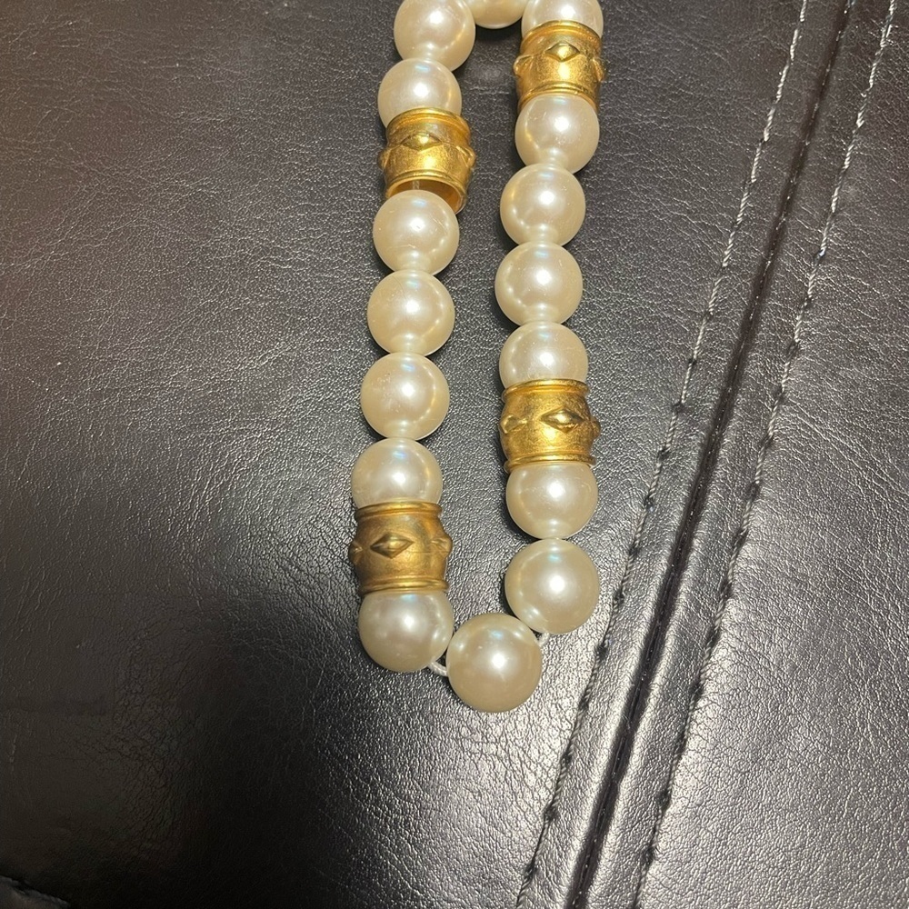 Vintage stretchy pearl feux with gold tone metal XL bracelet - Picture 2 of 3